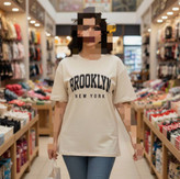 تیشرت زنانه ZARA اورجینال کرم صدفی چاپ BROOKLYN